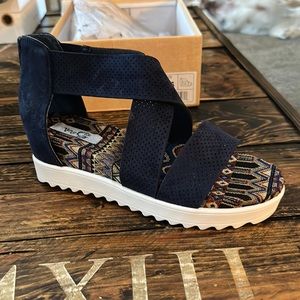 Brand new never worn Very G Aliie sandal in Navy. Size 8.5